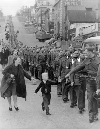 Bức ảnh "Chờ con với, bố ơi" của Claude P. Dettloff chụp tại New Westminster, Canada ngày 1/10/1940.