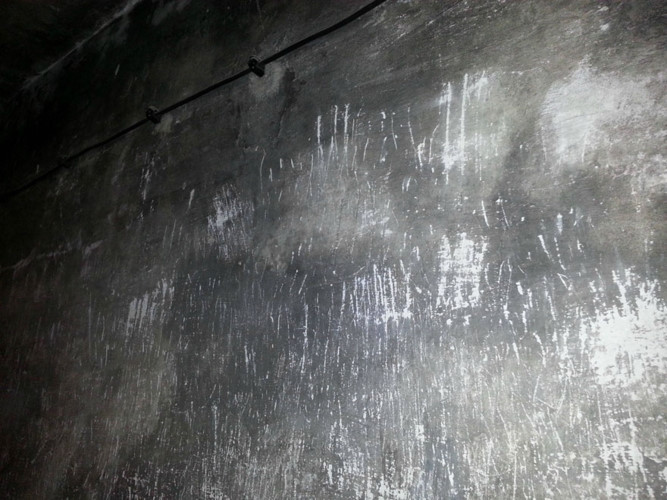Bên trong phòng hơi ngạt ở trại tập trung Auschwitz của Đức Quốc Xã.