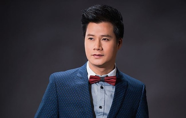 Quang Dũng là một trong những nam ca sĩ Việt sở hữu cả tài năng lẫn ngoại hình nổi trội được và được nhiều người yêu mến. Tuy nhiên nam ca sĩ lại chọn lối sống kín tiếng, tránh xa “dư luận”nên những thông tin về anh cũng ít được chia sẻ trên mặt báo. Bởi vậy, danh tính những “bóng hồng” trong cuộc đời Quang Dũng luôn gây tò mò với không ít người.