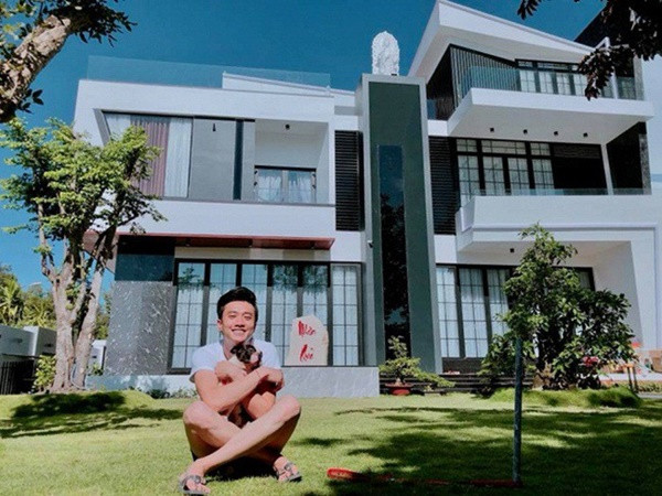 Quốc Trường được đánh giá là mỹ nam nổi bật của phim truyền hình Việt hiện nay. Góp mặt trong "Gạo nếp gạo tẻ" với vai người tình của Hân, nam diễn viên gặp không ít gạch đá vì vai phản diện này.