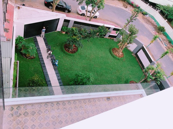 Ngoài ra, nam diễn viên còn dành một diện tích khá lớn làm sân vườn để tạo thêm không gian thoáng mát cho căn biệt thự.