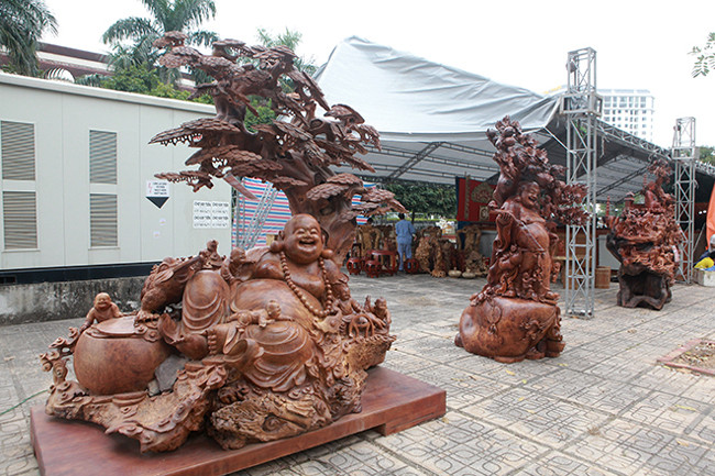 Xuất hiện tại Triển lãm sinh vật cảnh tỉnh Bắc Ninh (2019), bộ ba tác phẩm phật Di Lặc gánh đào, phật Di Lặc ngũ phúc tọa gốc tùng và Thập Bát La Hán thu hút sự chú ý của khách tham quan.
