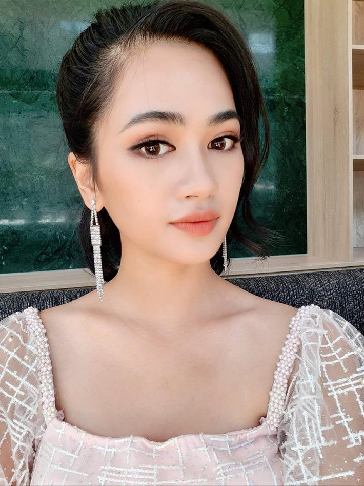 Cận cảnh nhan sắc của Thu Phương. Cô nổi bật nhất ở đôi mắt to tròn, có cảm xúc.