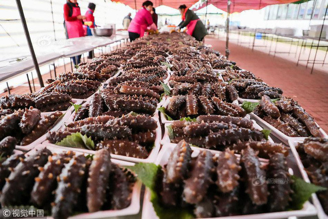 Sự kiện này diễn ra trong một làng quê ở Đan Đông, Liêu Ninh, Trung Quốc. Theo báo điện tử Sina, đội "hậu cần" đã phải chuẩn bị một lượng thực phẩm lớn bao gồm phần lớn là hải sản như bào ngư, hải sâm, cá hồi, cua, tôm… để phục vụ cho 1.500 người ăn.