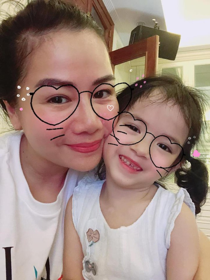 Thời điểm hơn 1 năm trước, câu chuyện vợ đại gia kim cương Chu Đăng Khoa tố Hồ Ngọc Hà là kẻ thứ ba trở thành đề tài bàn tán xôn xao trên các trang mạng xã hội. Tuy nhiên, một năm trở lại đây chị Vân Anh tuyệt nhiên không hề nhắc đến những chuyện đã qua trong quá khứ. Trên trang cá nhân, nữ doanh nhân chỉ đăng tải những bức ảnh gia đình hạnh phúc hay khoe cuộc sống sang chảnh trong căn biệt thự đắt tiền cùng những chuyến du lịch sang trọng. Dù chồng đã chia tay Hồ Ngọc Hà và trở về đoàn tụ cùng vợ con nhưng một điều khá lạ là chị Vân Anh không đăng tải bất cứ bức ảnh nào liên quan đến người đàn ông của mình.