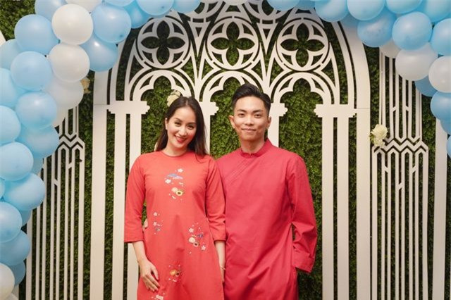 Vợ chồng Khánh Thi - Phan Hiển đã cùng sóng đôi và mặc áo dài ton sur ton khi dự buổi tiệc chào đón các trọng tài quốc tế và quốc gia đến chấm thi trong giải đấu dance sport.
