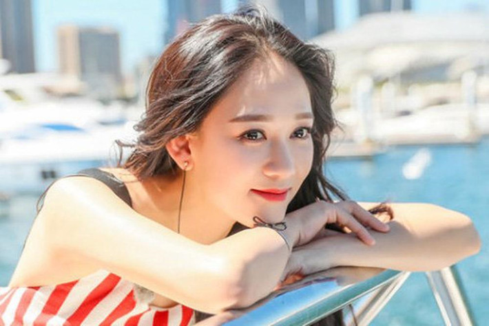 Trần Kiều Ân: Tròn 40 tuổi, mỹ nữ họ Trần hiện là quý cô độc thân đắt giá nhất showbiz Hoa ngữ. Không chỉ sở hữu ngoại hình trẻ trung, quyến rũ bất chấp thời gian, Trần Kiều Ân còn đạt được nhiều thành công trong sự nghiệp. Mẹ của nữ diễn viên từng bày tỏ mong muốn con gái sớm có người yêu và kết hôn. Nhưng đáp lại mong mỏi của mẹ, Trần Kiều Ân chỉ cười và dành trọn thời gian của mình trên phim trường. Đầu năm 2019, có tin đồn cô bí mật kết hôn với nam diễn viên Đỗ Thuần. Trước ồn ào về chuyện lập gia đình, Trần Kiều Ân viết trên trang cá nhân: “Tôi độc thân, tôi chưa lập gia đình, cảm ơn”.