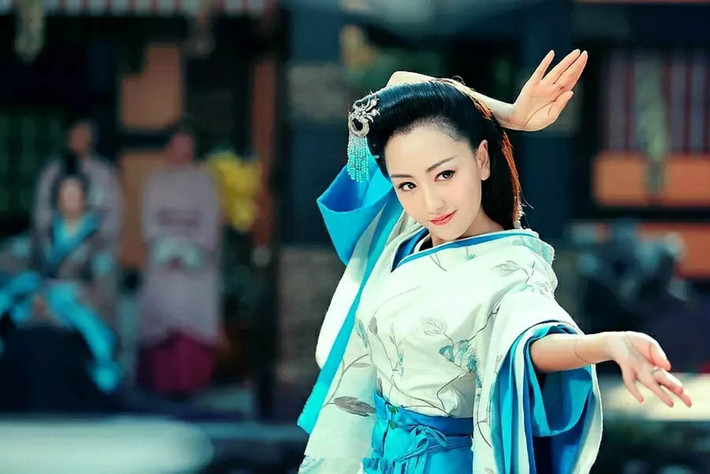 Dương Dung: Mỹ nhân 38 tuổi được khán giả biết tới qua loạt phim truyền hình như Lục Trinh truyền kỳ, Vân Trung Ca, Thiên kim nữ tặc… Tài năng, xinh đẹp, lối sống nói không với scandal nhưng Dương Dung mãi chưa có cơ hội bật lên thành sao hạng A. Không chỉ có sự nghiệp lận đận, đường tình duyên của nữ diễn viên cũng không suôn sẻ. Ở tuổi 38, người hâm mộ chỉ thấy Dương Dung nghiêm túc tập trung xây dựng sự nghiệp của mình, ít khi đả động đến chuyện tình cảm. Khán giả vẫn mong mỏi một ngày được thấy Dương Dung hạnh phúc bên cạnh người yêu.