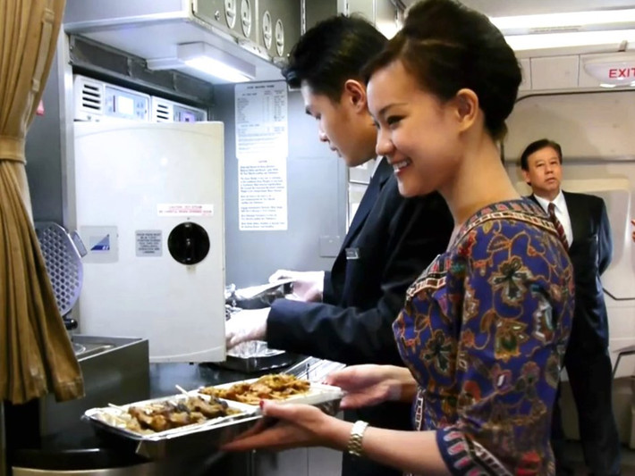 Vì lý do an toàn, phi hành đoàn của Singapore Airlines cũng có phần ăn riêng. (Ảnh: Business Insider)