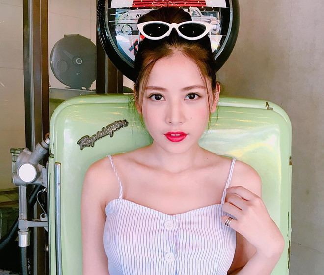 Chi Pu (Nguyễn Thùy Chi, sinh năm 1993) là hot girl đình đám Hà thành. 9X được quan tâm khi còn là mẫu ảnh thời trang, gương mặt trang bìa từ năm 2008. Ngày ấy, Chi Pu là cô nàng gắn liền với hình ảnh nữ tính, trong trẻo và được đánh giá là hot girl đẹp tự nhiên.