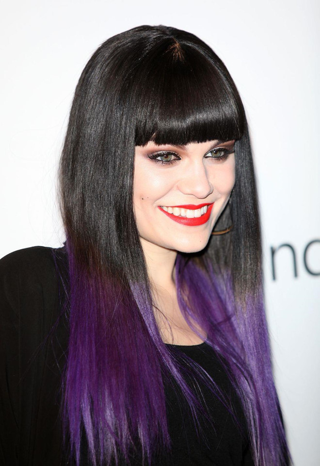 Jessie J kết hợp tóc duỗi thẳng nhuộm tím màu cà, kết hợp trang điểm mắt kẻ đậm cùng trang phục theo phong cách Gothic quen thuộc. Đây có thể gọi là kiểu biến hoá màu tóc nhuộm sáng tạo của nữ ca sĩ Do It Like A Dude. Không như màu tím lavender "anh em" của tím sậm, màu tím với tông tối trông cá tính, góc cạnh hơn và khác với màu pastel. Mái đầu nhuộm tím kết hợp cùng nữ trang có thể gợi chút bí ẩn, sexy cho con gái. Ảnh: Elle.