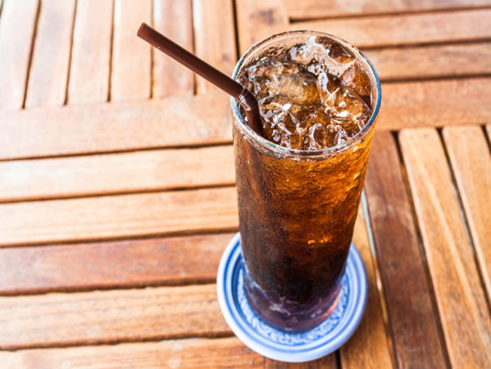Soda: Hàm lượng caffeine, đường và các chất phụ gia có trong đồ uống có ga là nguyên nhân của những cơn ác mộng. Các nghiên cứu chỉ ra rằng những người thường xuyên uống soda dễ bị gặp những cơn ác mộng hơn người bình thường. (Ảnh: Boldsky)