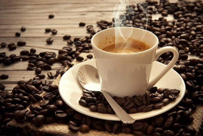 Thực phẩm chứa caffein: Tiêu thụ cà phê và các thực phẩm khác có chứa caffeine có thể khiến quá trình trao đổi chất của cơ thể tăng mạnh hơn mức bình thường, kéo theo hoạt động của não bộ bị tăng cao gây ảnh hưởng giấc ngủ. (Ảnh: Plo)