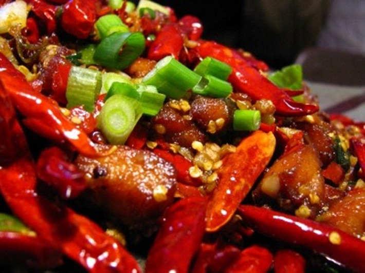 Thực phẩm cay nóng: Một số nghiên cứu chỉ ra rằng, ăn thực phẩm cay nóng cũng có thể ảnh hưởng tới giấc ngủ của bạn, khiến hệ tiêu hóa phải làm việc nhiều hơn và làm tăng nguy cơ xuất hiện những cơn ác mộng. (Ảnh: Phunutoday)