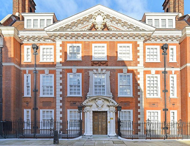 Một tỷ phú ở London đã đồng ý trả 1 triệu bảng (hơn 31 tỷ VND) để thuê căn biệt thự lớn trong một năm để ở thử trước khi quyết định có mua nó hay không. Căn biệt thự rộng hơn 3300 mét vuông và là ngôi nhà tư nhân lớn nhất ở khu vực Westminster và West End, London nước Anh.