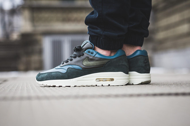Đế giày Nike Air. Giày của phi hành gia trên Mặt Trăng có một lớp đệm để giảm chấn, đồng thời vẫn phải đảm bảo độ vững vàng để đảm bảo an toàn khi đi trên bề mặt toàn đá và bụi. Kỹ sư Al Gross làm việc trong nhóm nghiên cứu về giày nhận ra thiết kế này có thể ứng dụng vào ngành giày dép. Thay vì lớp nhựa thông thường, Gross nghĩ ra cách dùng các loại xốp để đưa vào đế giày, kết hợp với lớp đế trên chắc chắn, chịu được lực. Kỹ sư hàng không Frank Rudy đã tiếp cận Nike vào năm 1979 để đưa ra sáng chế tương tự, sau này trở thành đế giày Nike Air danh tiếng. Ảnh: SneakerMag.