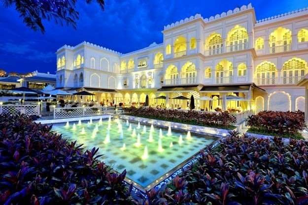 Căn bạch dinh này có view nhìn ra sông. Bên trong nhà, Khải Silk chia thành 19 căn phòng khác nhau. Trong đó, nổi bất nhất chính là ‘căn phòng Tổng thống’ với diện tích 260m2. Đồng thời, từ nội thất tới cách trang trí cũng cực kì lộng lẫy khiến người ta choáng ngợp khi đặt chân vào đây. Nhìn từ bên ngoài, tòa lâu đài một màu trắng toát, tinh khôi và sáng láng này có những chi tiết cầu kỳ. Điều này làm nhiều người nhớ đến khu lâu đài nổi tiếng Alhambra xứ Granada, Tây Ban Nha.