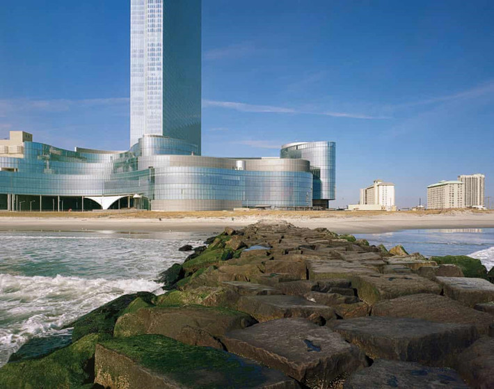 Khi tỷ phú bất động sản Donald Trump khai trương casino Trump Taj Mahal ở thành phố Atlantic vào tháng 3/1990, ông tuyên bố nơi này sẽ là “kỳ quan thứ tám của thế giới". Ông khẳng định casino của mình sẽ giúp thành phố này vĩ đại trở lại, quay về với những ngày tháng thịnh vượng trong quá khứ. Thực tế là casino của Trump phải chi đến 94 triệu USD/năm để trả nợ và kiếm gần 1 triệu USD/ngày mới mong có lời. Ảnh: Brian Rose