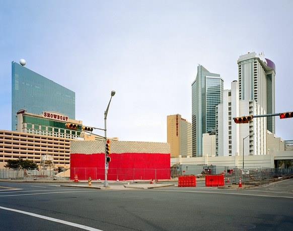 Hai casino là Trump Castle và Trump Taj Mahal giờ đây đã có chủ mới. Trong khi đó, Trump Plaza nổi tiếng một thời, nơi từng tổ chức những buổi trình diễn Wrestlemania và các trận đấu của Mike Tyson, giờ bị bỏ hoang và sắp được phá hủy. Ảnh: Brian Rose.