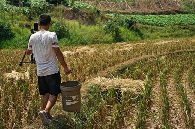 Một ngày của Liu bắt đầu lúc 6h. Anh sẽ quay cảnh mình chăn gà, đi ra đồng, câu cá, nấu cơm. Ban đầu chỉ là các đoạn livestream cho vui, không ngờ hút người xem quá đông.