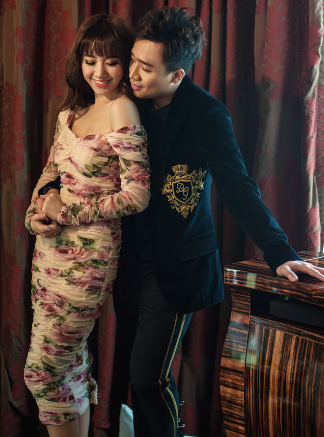 Hầu như những bộ váy của Chi Pu diện trước đó đều được Hari Won ưa thích. Khác biệt dễ nhận thấy nhất chính là việc lựa chọn giày và kiểu tóc của 2 nữ ca sĩ.