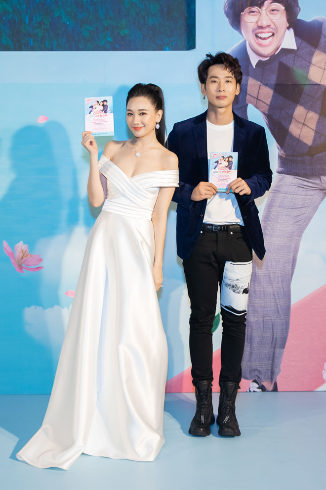 Tối 23/1, Hari Won xuất hiện trong buổi công chiếu phim của Trấn Thành. Nữ ca sĩ lựa chọn đầm trắng thanh lịch, với phần trễ vai quyến rũ. Tuy nhiên, nhiều khán giả nhận ra thiết kế của cô giống với mẫu váy cưới của Nhã Phương từng diện trước đó.