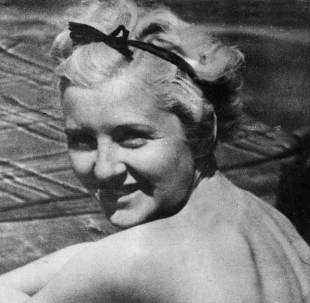 Eva Braun không hề biết thân phận thực sự của Adolf Hitler khi hai người mới hẹn hò. Studio nơi Braun làm việc là của nhiếp ảnh gia riêng của trùm phát xít - Heinrich Hoffmann. Lần đầu tiên Braun gặp Hitler là vào tháng 10/1929 khi bà chỉ mới 17 tuổi và bắt đầu làm việc ở đây. Hai người ngay lập tức đều bị đối phương thu hút và Hitler đã giới thiệu về mình bằng một tên giả. Braun gọi Hitler là ngài Wolf trong nhật ký của bà và trong bức thư gửi cho chị gái khi kể về cuộc gặp gỡ đầu tiên với chàng trai bà thầm thích. Thậm chí sau khi biết được tên thật và sự nghiệp chính trị của Hitler, Braun hoàn toàn không quan tâm và chỉ đơn giản nói rằng bà không can thiệp vào chính trị.