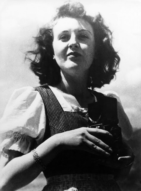 Ngày 28/4/1945, Hitler đã giết chết anh rể của Eva Braun là Hermann Fegelein do nghi ngờ người này là gián điệp. Chỉ vài giờ sau đó, trùm phát xít và Eva Braun cưới nhau . Thay vì một kỳ nghỉ tuần trăng mật, họ đã tự kết liễu cuộc đời mình vào ngày hôm sau - 30/4/1945 khi Eva Braun chỉ 30 tuổi./.