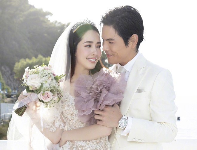 Sau khi những hình ảnh trong hôn lễ được công bố, cặp nghệ sĩ nhận được nhiều lời chúc phúc từ người hâm mộ. Ở một diễn biến khác, cư dân mạng và truyền thông Trung Quốc cũng lần lượt bóc giá váy cưới, đồ trang sức của cô dâu, chú rể và vợ chồng trùm giải trí Hong Kong Hướng Hoa Cường.