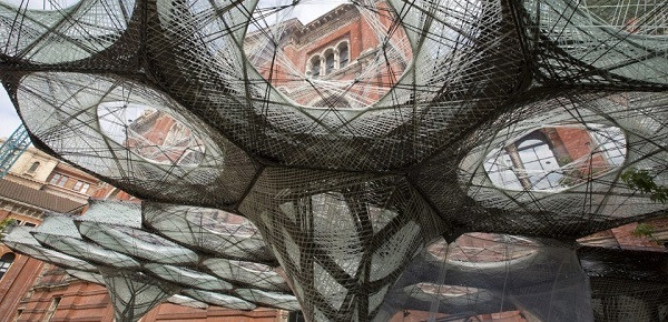 Đại học Stuttgart Beetle Pavilion Viện Tính toán thiết kế (ICD), Viện Cấu Trúc xây dựng và Kết cấu thiết kế (ITKE) của Đại học Stuttgart đã thiết kế một chuỗi các gian nhà triển lãm là thành quả của những nghiên cứu về Phỏng sinh học (Biomimetic). Vào năm 2014, trường đã ra mắt Beetle Pavilion sử dụng cấu trúc sợi thủy tinh và sợi carbon lấy cảm hứng từ bọ cánh cứng. Với diện tích 50m2 nhưng chỉ nặng 593kg, Beetle Pavilion đã chứng minh vỏ hai lớp hình học của động vật là mô hình lý tưởng để xây dựng hiệu quả và tiết kiệm vật liệu.