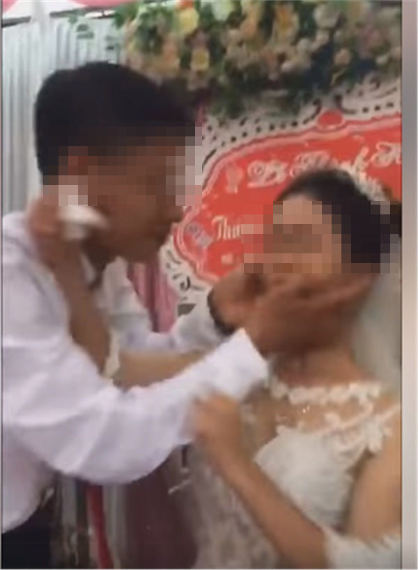Trước thái độ của vợ, người chồng cũng có đôi chút khó chịu. Nhiều người suy đoán, chắc vì cú "hôn trượt" vừa rồi khiến anh cảm thấy mất mặt.