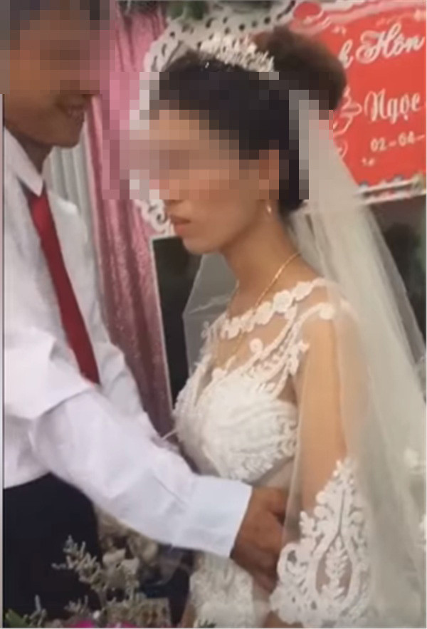 Theo đó, trong khi khách mời ở hội trường liên tục hò reo, MC đám cưới đếm ngược, yêu cầu chú rể hôn cô dâu thì bất ngờ nữ chính gạt tay chồng ra, kèm theo đó là vẻ mặt vô cùng căng thẳng.