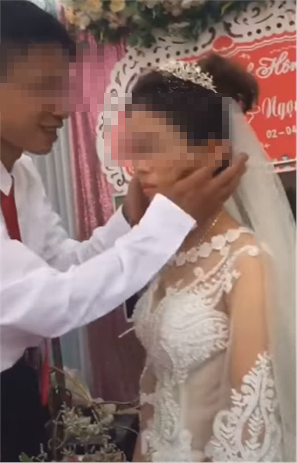 Thế nhưng mới đây, trên mạng xã hội liên tục chia sẻ clip ghi lại thái độ "mặt nặng mày nhẹ" của tân nương trẻ dành cho bạn đời.