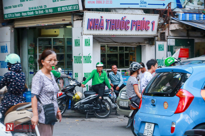 Bà Thư cho biết: "Mấy hôm đầu, thấy tôi đứng giữa đường cầm gậy chỉ chỏ, mọi người sống xung quanh đều thấy lạ. Có người bảo tôi là "ăn cơm nhà vác tù và hàng tổng". Nhiều người đi đường thì ngoái lại cười cợt, nghĩ tôi bị điên. Nhưng về sau mọi người cũng quen dần, đến nay cũng đã gần 1 năm".