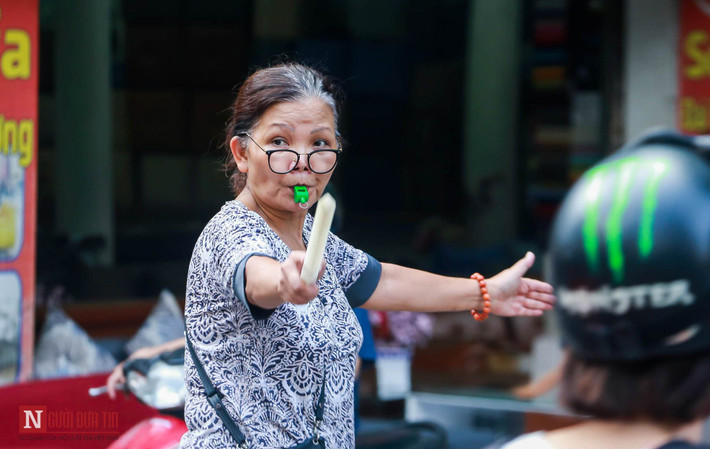 Gần một năm điều tiết giao thông tại khu vực được xem là một trong những trọng điểm ùn tắc của Thủ đô, có những kỷ niệm khiến bà không thể quên. Người nào đi lấn làn, tạt ngang, tạt dọc đầu các xe khác, bà liền nhắc nhở để đi vào lề lối. Bà cho biết không ít lần nhiều người đã đi không đúng phần đường lại quay ra lớn tiếng nhưng vì người dân, vì những bệnh nhân tại viện bà vẫn quyết tâm bám trụ, cố gắng hết sức đảm bảo giao thông cho khu vực này.
