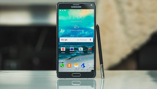 Samsung Galaxy Note 4 - S Pen trên Galaxy Note 4 được nâng gấp đôi mức độ lực lên thành 2.048. Tính năng Smart Select mới cho phép bút hoạt động giống như con trỏ chuột trên PC, người dùng có thể chọn bất cứ đoạn văn bản nào để sao chép một cách đơn giản. Ngoài ra, bút cũng hỗ trợ chuyển văn bản từ chữ viết tay sang viết thường, biến ảnh chụp văn bản thành nét.