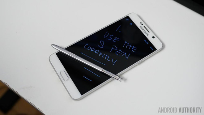 Samsung Galaxy Note 5 - Thay đổi lớn nhất trên S Pen nằm ở thiết kế với đầu ấn, giúp lấy bút ra dễ dàng hơn. Trên Galaxy Note 5, người dùng có thể thao tác nhanh với bút ngay cả khi chưa bật màn hình. Trong menu Air Command, Samsung đã loại bỏ một số tính năng không cần thiết để hệ thống có thể hoạt động mượt mà hơn. S Pen trên Note 5 cũng cho phép viết trực tiếp lên văn bản pdf, chụp màn hình theo nhiều cách khác nhau.