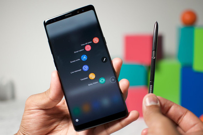 Samsung Galaxy Note 8 - S Pen trên Note 8 không có nhiều thay đổi về thiết kế so với thế hệ tiền nhiệm. Hãng bổ sung thêm tính năng Live Message mới, cho phép người dùng có thể viết vẽ nhanh ý tưởng và chuyển thành hình ảnh động, sau đó chia sẻ hoặc lưu trữ. Các tính năng đáng chú ý khác như dịch trực tiếp, zoom, viết trong nước vẫn được duy trì.