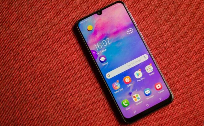 Samsung trang bị cho model này màn hình super AMOLED 6,4 inch, độ phân giải Full HD, phần khuyết chứa camera selfie 16 MP.
