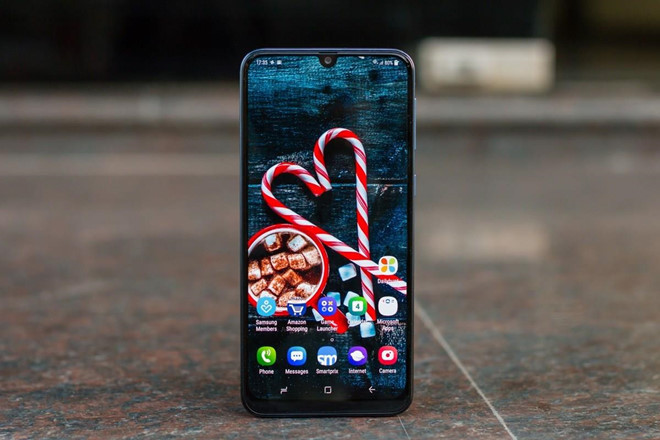 Dự kiến, Samsung Galaxy M30 được bán tại Việt Nam từ ngày 13/8 với giá 5,6 triệu đồng trên một trang thương mại điện tử. Máy có 2 màu xanh, đen. Trong phân khúc từ 5-6 triệu đồng, model này sẽ cạnh tranh với Xiaomi Mi 8 Lite, Huawei P30 Lite hay Asus Zenfone Max Pro M2.