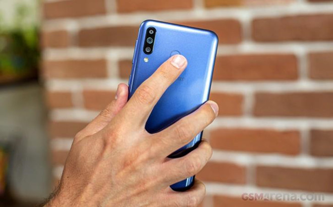 Samsung trang bị cho M30 nhiều tính năng bảo mật và tiện ích như chế độ ban đêm (Night Mode), Samsung Pay, Knox và Pass. Người dùng có thể mở khoá điện thoại thông qua cảm biến vân tay ở phía sau.