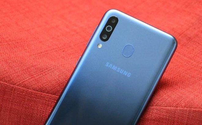Tại Việt Nam, hãng đã bán ra Galaxy M10, M20 và giờ là M30. Galaxy M30 được trang bị màn hình khuyết đỉnh hình chữ U và hệ thống 3 camera sau đặt dọc như trên Galaxy A50.