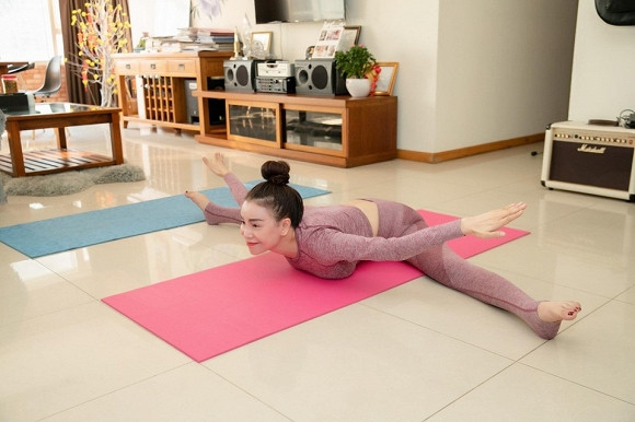 Không để quá nhiều đồ nên nhìn phòng khách nhà Trà Ngọc Hằng rất rộng, thoáng.