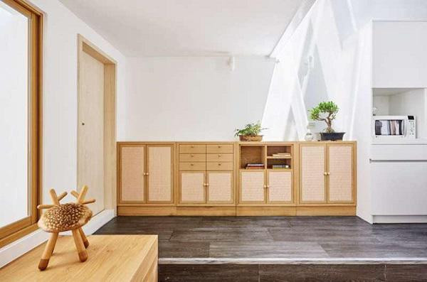 Từ cửa vào đã thấy ánh nắng ngập tràn căn nhà, nội thất chủ yếu là gỗ cao cấp Nhật Bản.