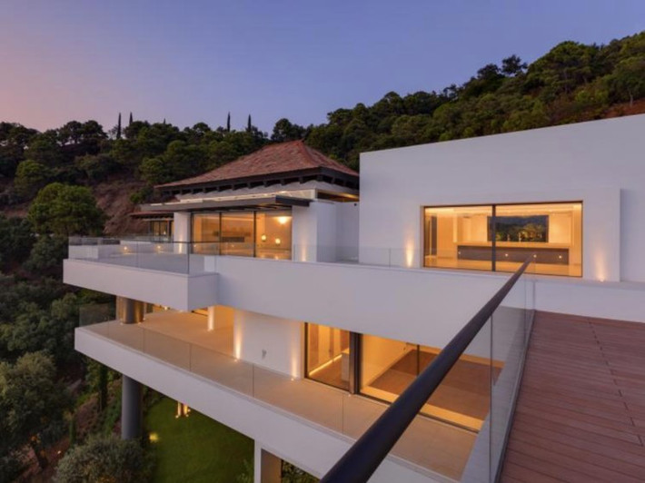 Biệt thự nằm trên diện tích rộng hơn 3.700 m2, trong đó căn nhà có diện tích hơn 1.200 m2. Dinh thự có tầm nhìn ngoạn mục ra biển Địa Trung Hải và dãy núi Monte Mayor. Ban công biệt thự rộng khoảng 700 m2. (Ảnh: Business Insdier)