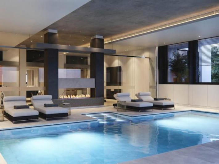 Bên cạnh đó, biệt thự còn có spa riêng bao gồm bể bơi nước nóng trong nhà, phòng gym, phòng xông hơi. (Ảnh: Business Insdier)