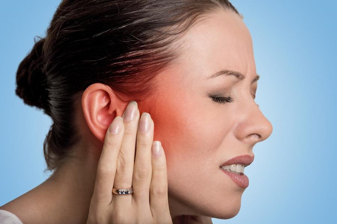 Tai bị đỏ: Tai đột nhiên chuyển sang màu đỏ có thể do cảm xúc bối rối nhất thời hoặc thay đổi nội tiết tố giai đoạn mãn kinh. Nếu bạn chuẩn bị mãn kinh, nhiệt độ cơ thể tăng cao, thường tập trung ở phần trên cơ thể và mặt, trong đó có tai. Khi đó, bạn cũng có thể gặp phải một số số triệu chứng khác như ù tai. Ngoài ra, một khả năng khác, ít phổ biến hơn, là hội chứng tai đỏ, ảnh hưởng đến cả nam và nữ. Nếu bạn gặp phải tình trạng này, tai đỏ sẽ đi kèm cảm giác nóng rát, đau cùng với chứng đau nửa đầu và đau đầu chùm. Ảnh: Medicalnewstoday.