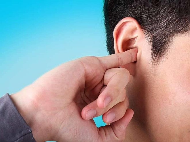 Ngứa tai: Nếu bạn bị ngứa tai, phải gãi rất nhiều, đó có thể là triệu chứng của bệnh nấm hoặc chàm ở tai. Bệnh chàm thường gây ra vảy trắng và đỏ ở ống tai ngoài. Trong khi đó, nếu là nấm, bạn sẽ thấy có sự tích tụ của lớp trắng đục bám ở ống, màng tai. Đặc biệt, bệnh chàm có thể khiến tai bị nhiễm nấm. Các vảy vụn do gãi nhiều tích tụ trong ống tai, gây ngứa, chảy mủ và mất thính giác tạm thời. Ảnh: Lifealth.
