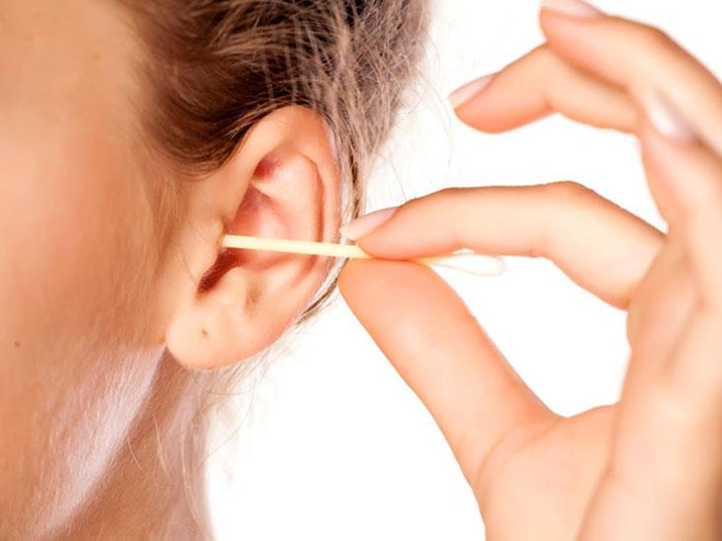 Ráy tai ướt, dính: Thật ngạc nhiên khi ráy tai được cho là có sự liên quan nào đó tới bộ ngực của bạn. Theo các nhà nghiên cứu Nhật Bản, những người có ráy tai ướt, dính dễ phát triển ung thư vú do đột biến gen ABCC11. Điều này không có nghĩa bạn có nguy cơ cao với ung thư vú, nhưng nên cẩn thận hơn, đặc biệt khi gia đình bạn từng có người mắc bệnh này. Ảnh: Healthline.