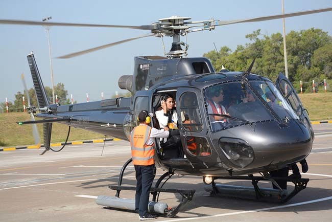 Năm 2018, Phan Thị Mơ tiếp tục gây chú ý khi có chuyến du lịch, tận hưởng các dịch vụ xa xỉ ở Trung Đông. Cô thuê trực thăng để dạo quanh thành phố Dubai trong 22 phút với giá khoảng 350 USD (khoảng 8 triệu đồng) mỗi người.